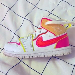 air jordan 1 mid "edge glow"